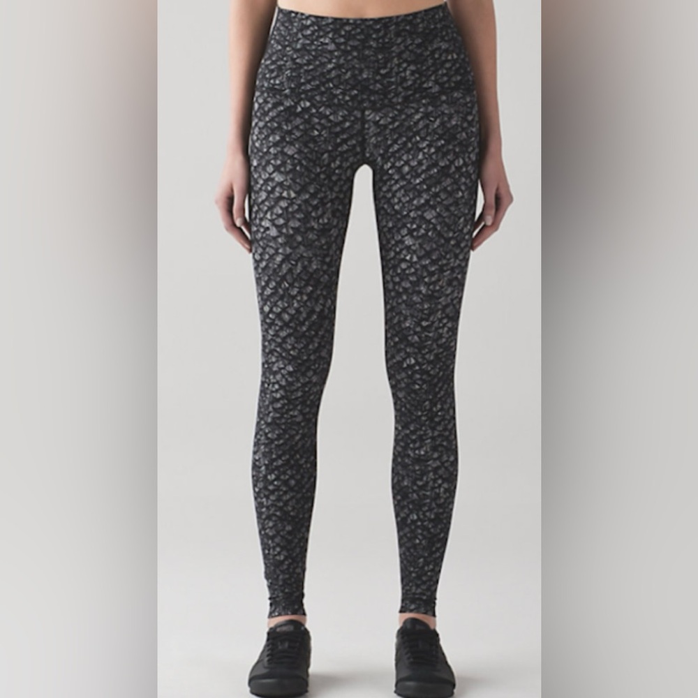 Like new Lululemon Black Feather Patterned Women's Leggings size 8